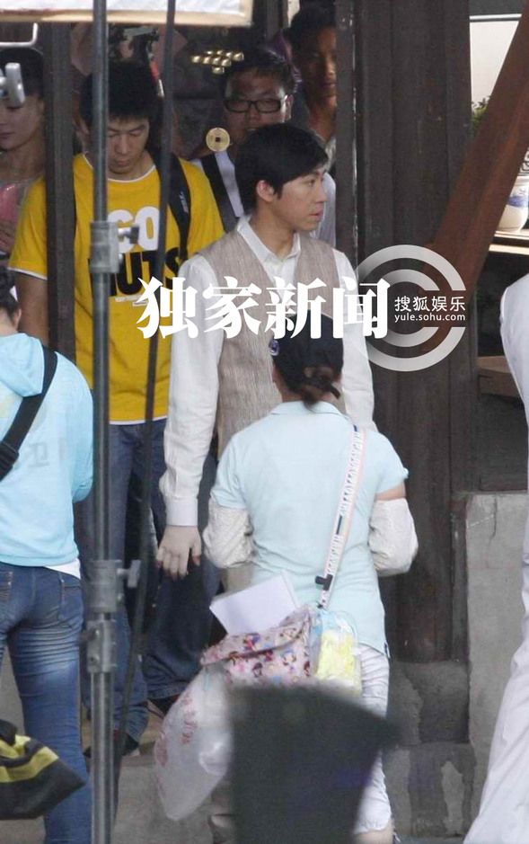 俞灏明穿弹力衣复出拍戏 《春天》片场正面照曝光