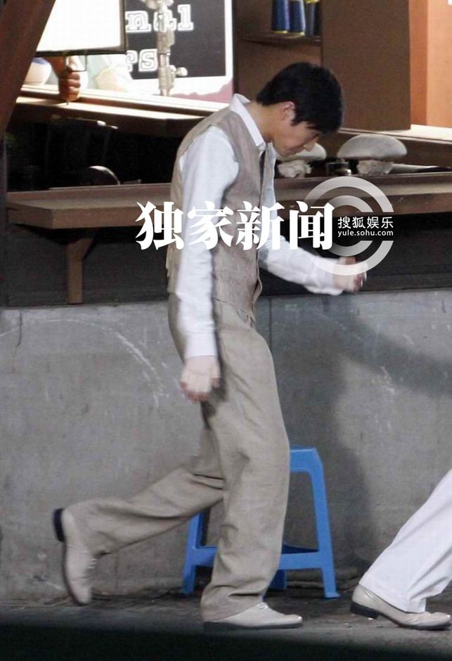 俞灏明穿弹力衣复出拍戏 《春天》片场正面照曝光