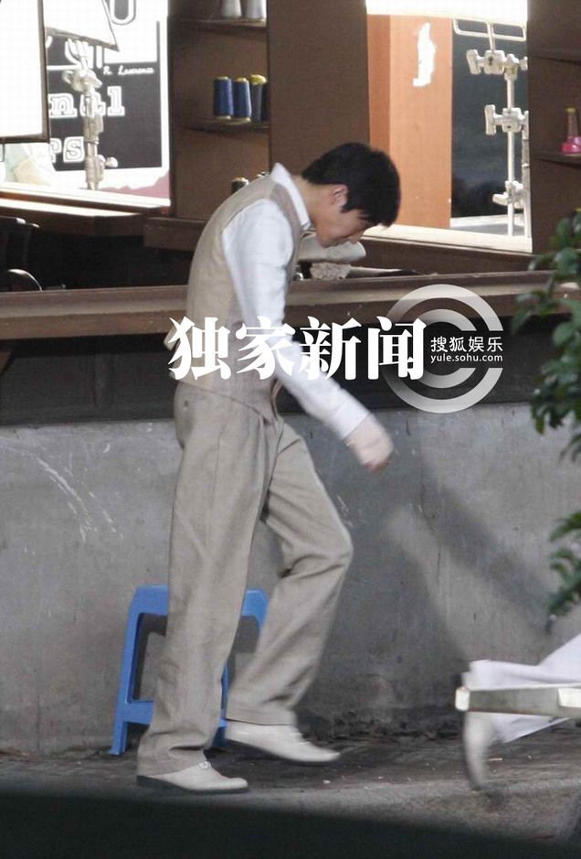 俞灏明穿弹力衣复出拍戏 《春天》片场正面照曝光