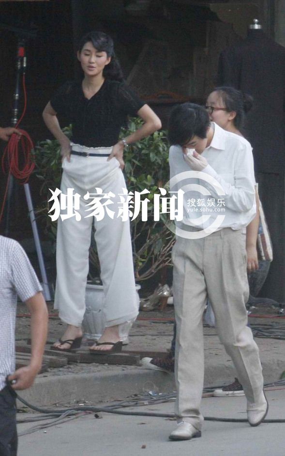 俞灏明穿弹力衣复出拍戏 《春天》片场正面照曝光