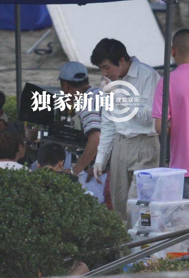 俞灏明穿弹力衣复出拍戏 《春天》片场正面照曝光