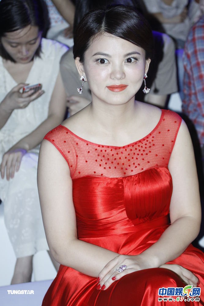 李湘红裙身材又见圆润 透视挤胸与柳岩比性感