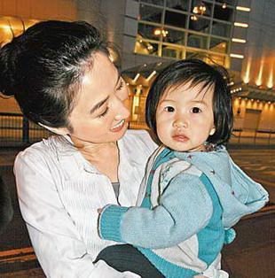 星二代卖萌黄磊女儿星味十足 盘点娱乐圈搞怪精灵