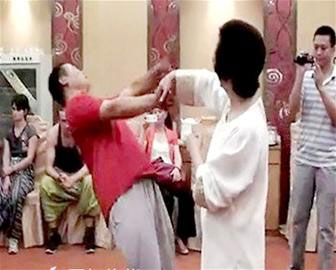 太极推手“好厉害”精壮男子“被弹飞”