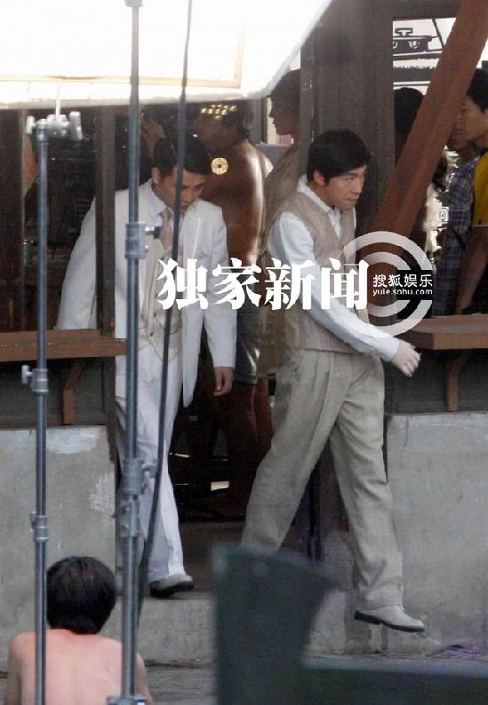 俞灏明穿弹力衣复出拍戏 《春天》片场正面照曝光