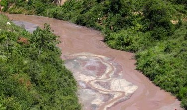 香江万基涉嫌违规设立尾矿库 污水排入山沟