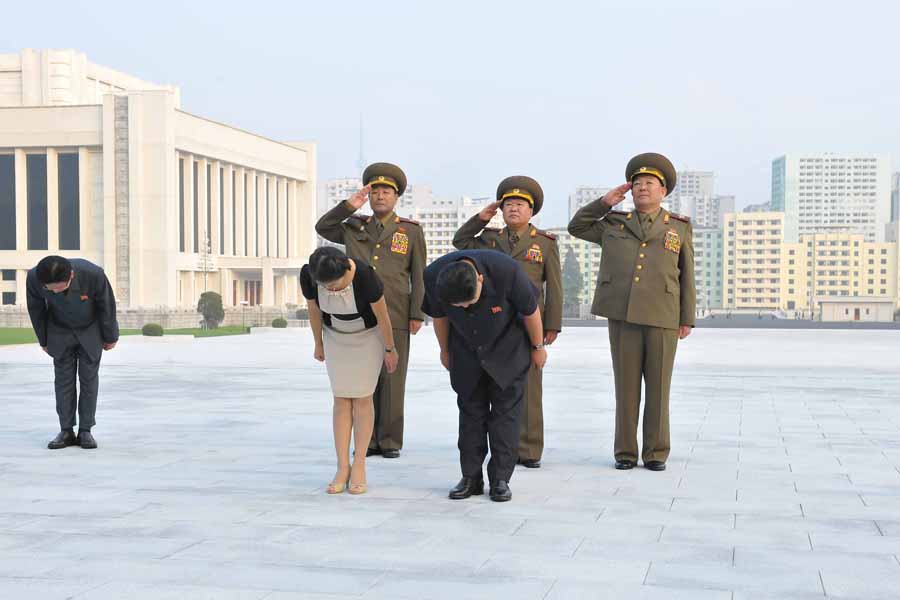 金正恩夫妻向金日成及金正日铜像献花