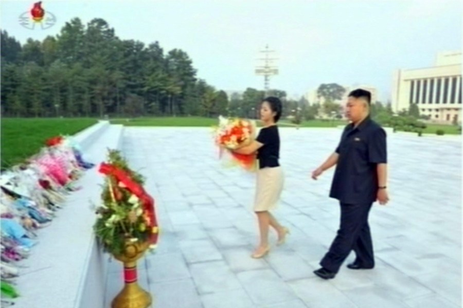 金正恩夫妻向金日成及金正日铜像献花