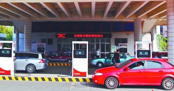 南京路一民营加油站油价有优惠，不少车辆正在加油。