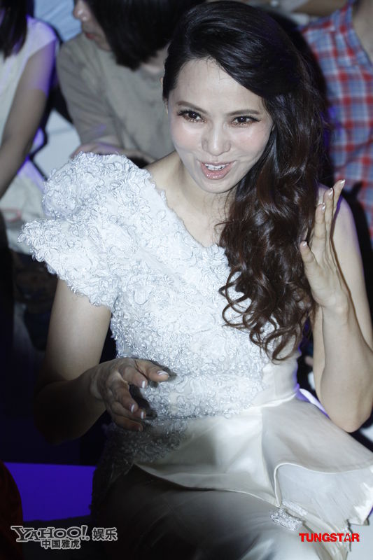 伊能静亮相神似吸血鬼 见牙不见眼聊得欢