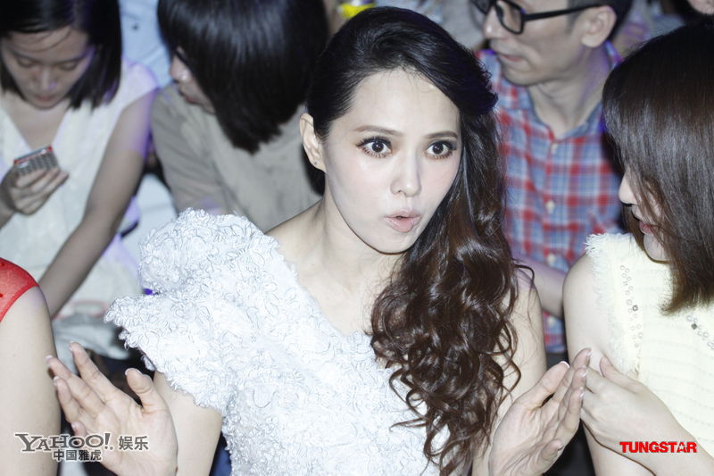 伊能静亮相神似吸血鬼 见牙不见眼聊得欢