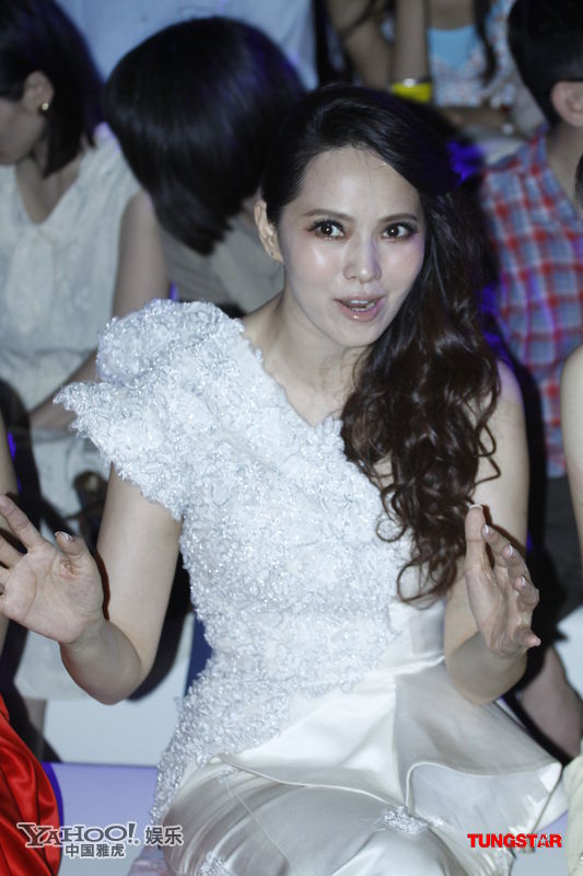 伊能静亮相神似吸血鬼 见牙不见眼聊得欢