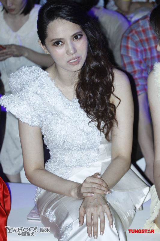 伊能静亮相神似吸血鬼 见牙不见眼聊得欢