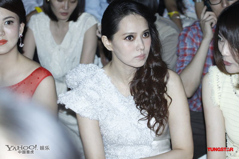 伊能静亮相神似吸血鬼 见牙不见眼聊得欢