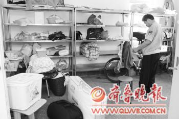 高中生军训家长忙送水 专家:该放手