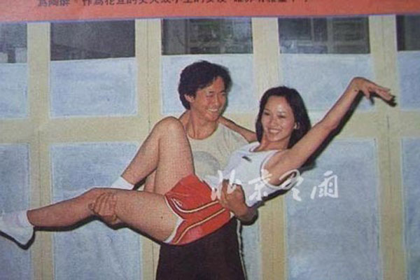 赵雅芝郑少秋旧年亲密照 般配啊