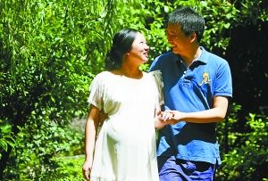 刘拯江陪着妻子吴云霞在小区里散步。 刘拯江陪着妻子吴云霞在小区里散步。