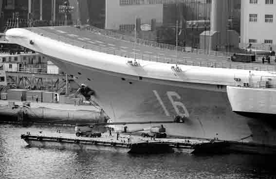 工作人员在航母舰体上描出了“16”这个数字 约图/郭媛丹