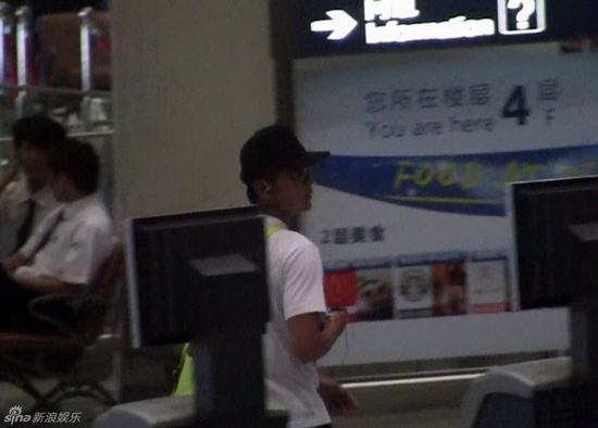 李晨忧郁独自回京