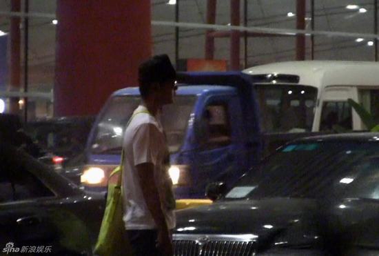 李晨忧郁独自回京