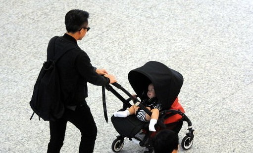 邓超变身奶爸独自带儿子返沪