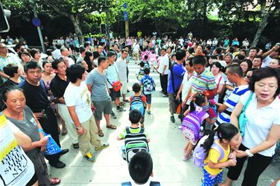青岛百万中小学生今开学 交通迎大考