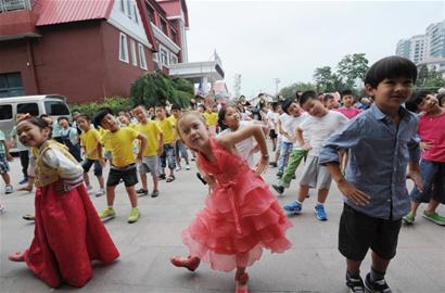 青岛百万中小学生今开学 交通迎大考 青岛百万中小学生今开学 交通迎大考
