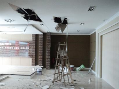 青岛海博家居检修工人触电身亡 工友凿破天花板才救出