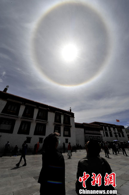 拉萨上空现巨大日晕奇观