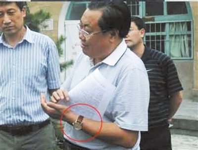 大学生申请公开微笑局长工资