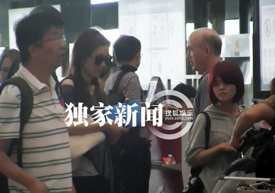 范玮琪扮知性机场逛书店 与老公结伴内地捞金(