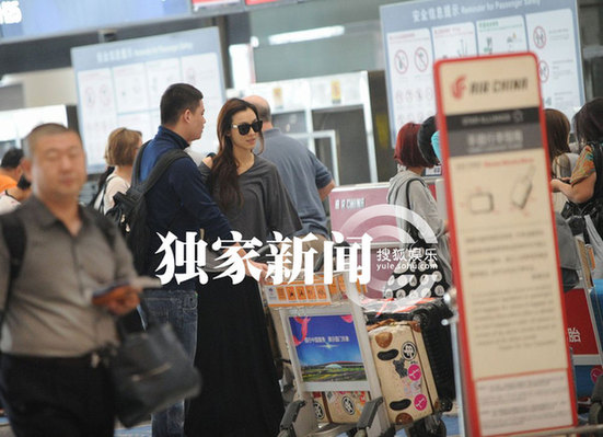 范玮琪扮知性机场逛书店 与老公结伴内地捞金