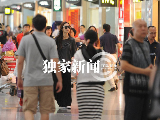 范玮琪扮知性机场逛书店 与老公结伴内地捞金