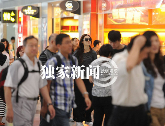 范玮琪扮知性机场逛书店 与老公结伴内地捞金(
