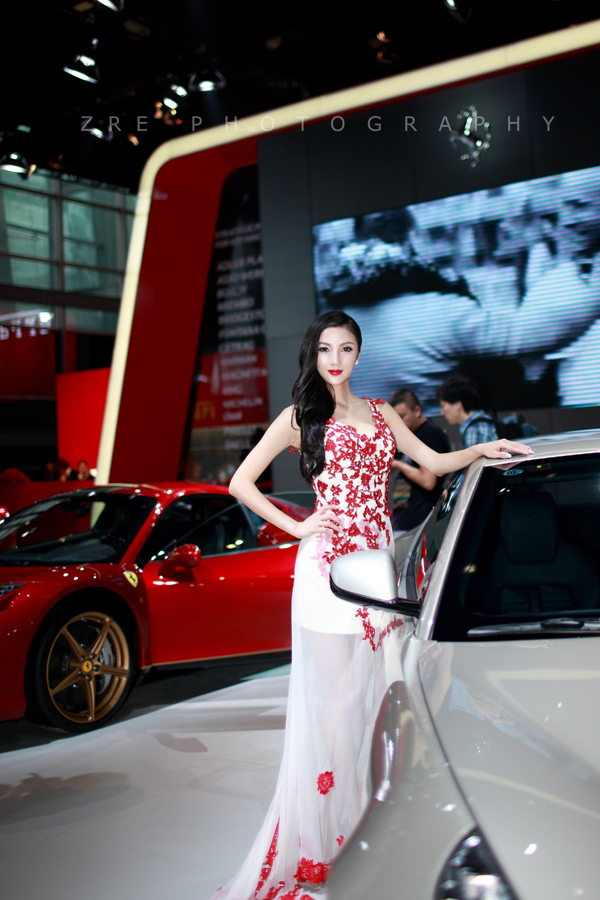 成都车展车模真空露乳完胜干露露 