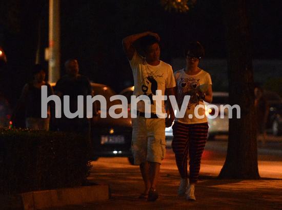 吴京携女友饭后亲密夜游