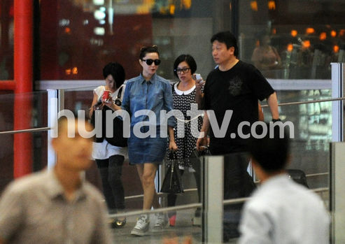 范冰冰“工装”离京不见新男友