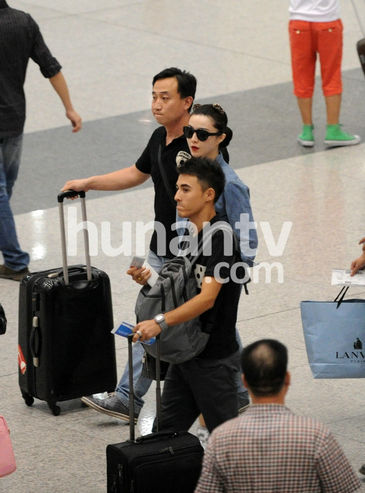 范冰冰“工装”离京不见新男友