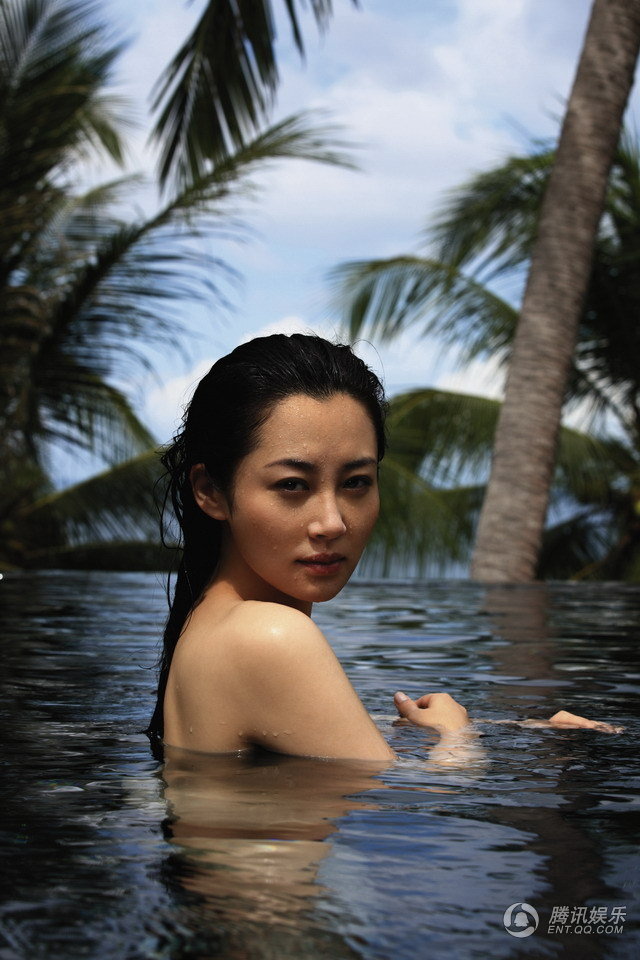 许晴与神秘胡须男回京 同乘军牌豪车默契回家