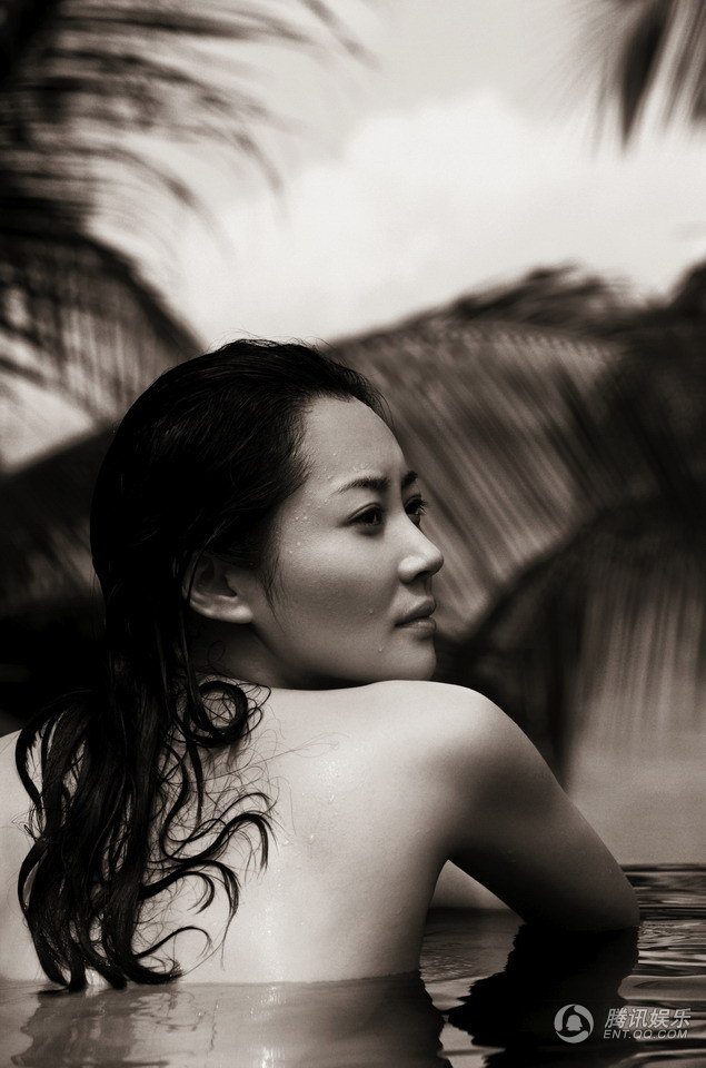 许晴与神秘胡须男回京 同乘军牌豪车默契回家