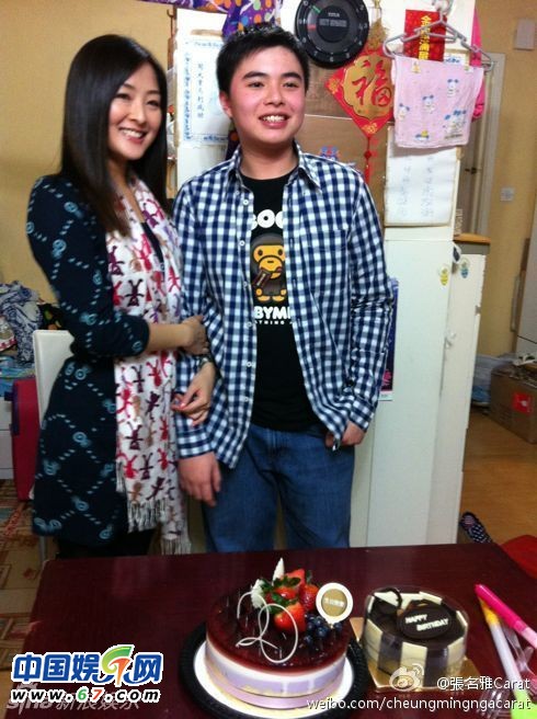 有人爆料指张名雅做过四次整形手术，还提供了一张疑似张名雅的旧照(左图)