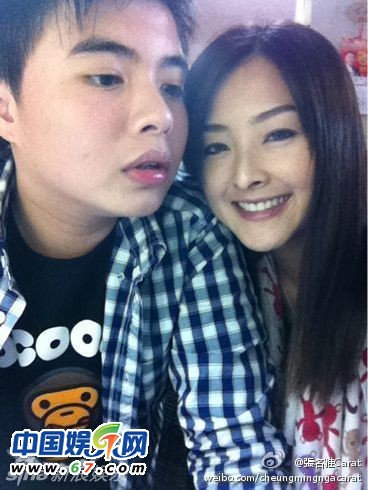 有人爆料指张名雅做过四次整形手术，还提供了一张疑似张名雅的旧照(左图)