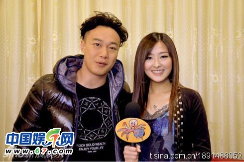 有人爆料指张名雅做过四次整形手术，还提供了一张疑似张名雅的旧照(左图)