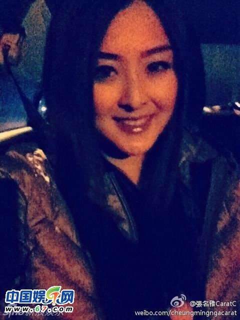 有人爆料指张名雅做过四次整形手术，还提供了一张疑似张名雅的旧照(左图)