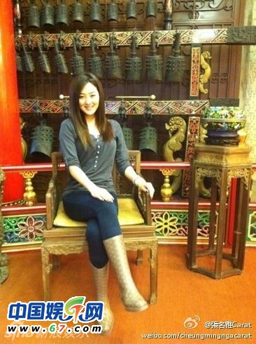 有人爆料指张名雅做过四次整形手术，还提供了一张疑似张名雅的旧照(左图)