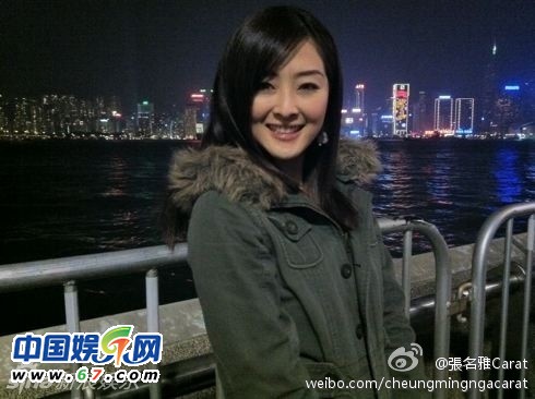 有人爆料指张名雅做过四次整形手术，还提供了一张疑似张名雅的旧照(左图)