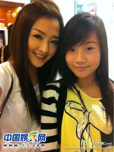 有人爆料指张名雅做过四次整形手术，还提供了一张疑似张名雅的旧照(左图)