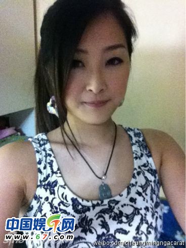 有人爆料指张名雅做过四次整形手术，还提供了一张疑似张名雅的旧照(左图)