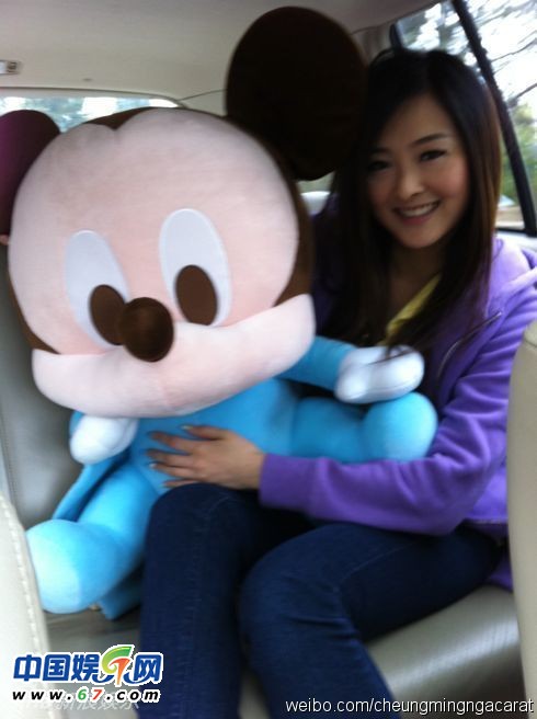 有人爆料指张名雅做过四次整形手术，还提供了一张疑似张名雅的旧照(左图)