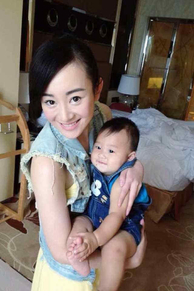 张檬整容似杨幂 夜店狂欢清纯不在